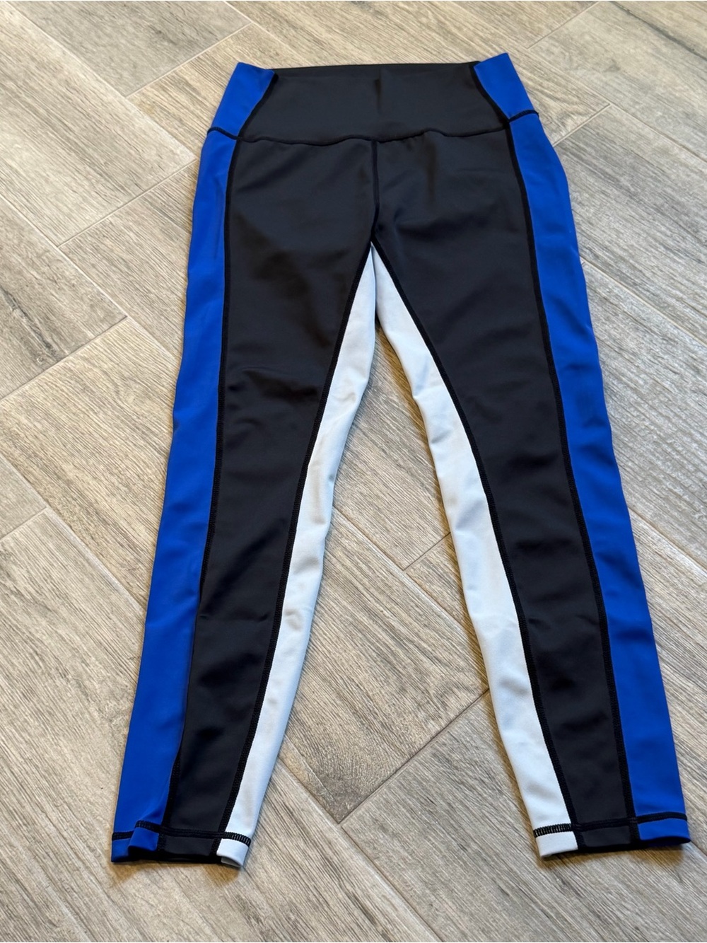 Wilo Color Block 7/8 Leggings
Black/Cobalt Size Medium Athleisure
